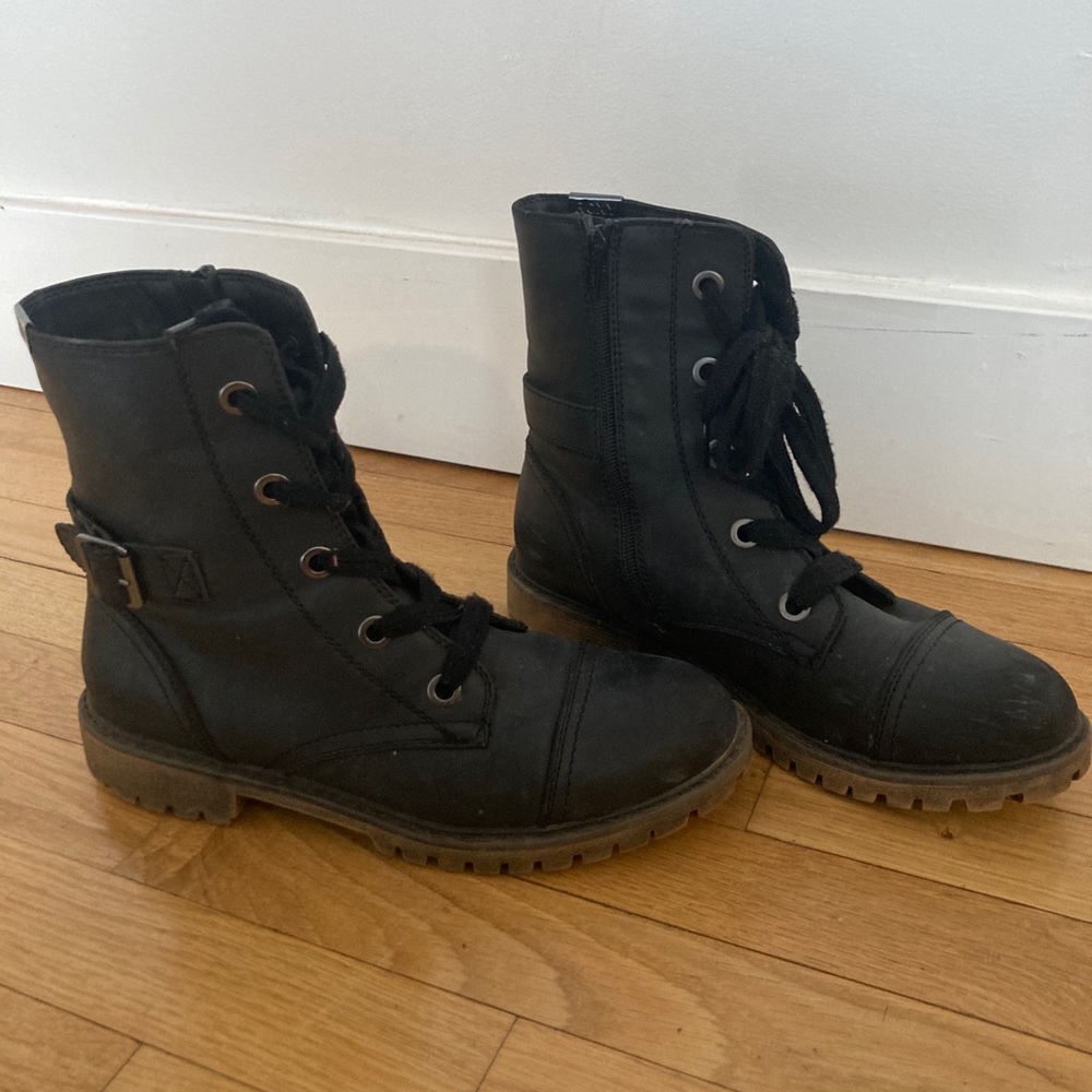 Roxy synthetic leather ankle boots
